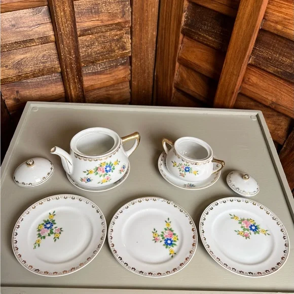 Children’s porcelain 9 pieces china tea set. Flowers w/ gold accents. Adorable🥰 - Picture 10 of 10